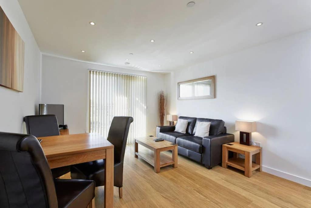 Modern Apartment At Slough Station, London In 18 Mins! Eksteriør bilde