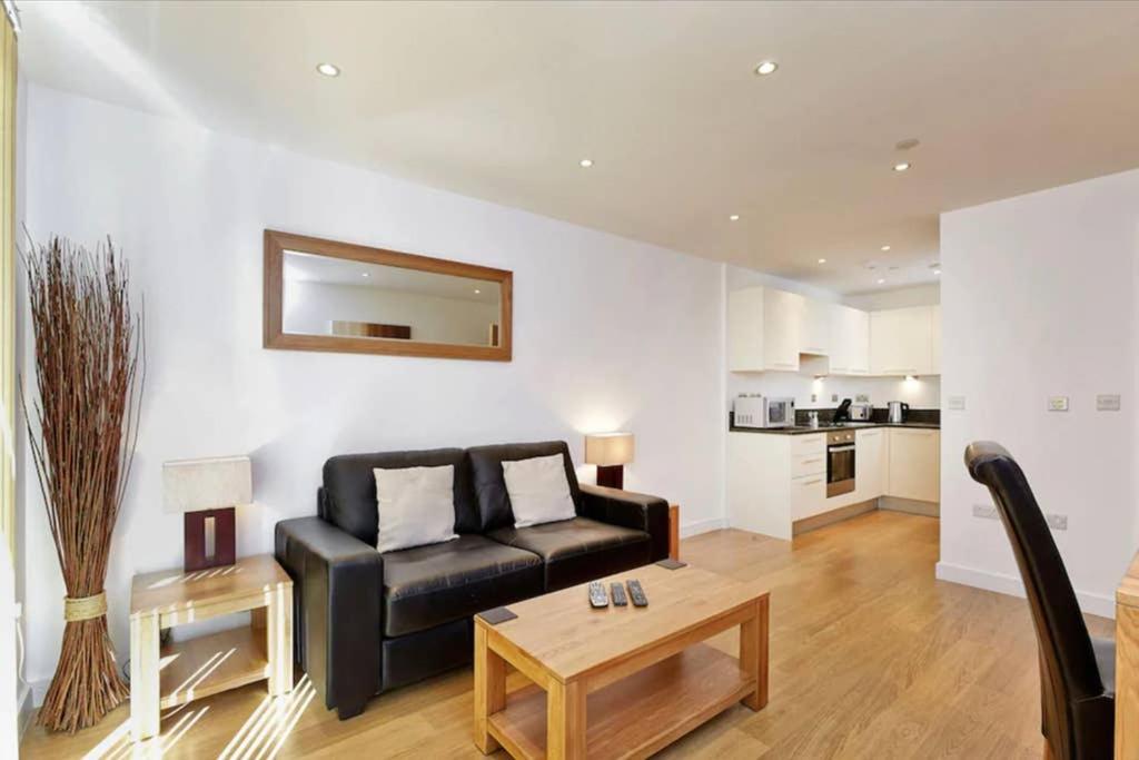 Modern Apartment At Slough Station, London In 18 Mins! Eksteriør bilde
